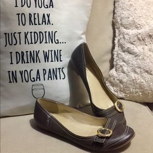 Dexter round toe brown flats with gold buckle